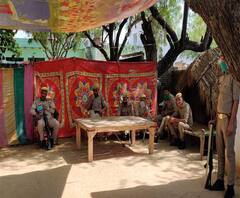 Hathras की निर्भया का गांव छावनी में क्यों तब्दील?| Uttar Maange Pradesh