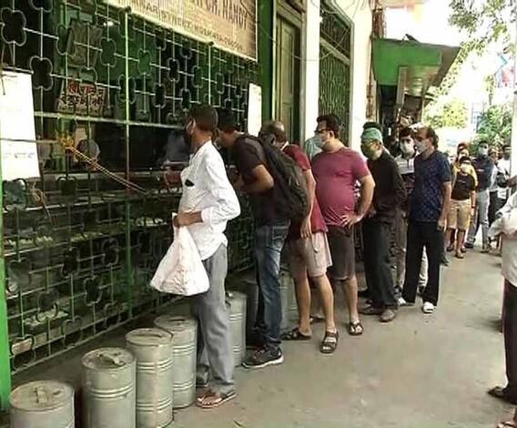 আনন্দ সকাল (৩): করোনাকালে কোলাকুলি বন্ধ, শুধু হাতজোড় করে নমস্কার, তবে বিজয়া মানেই মিষ্টিমুখ