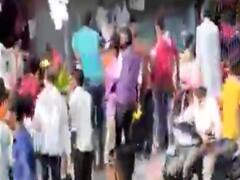 પાલનપુરમાં સીમલાગેટ પોલીસની સામે જ બે જૂથ વચ્ચે મારામારી, જુો વીડિયો 