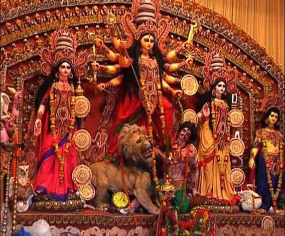 শারদ আনন্দ ২০২০: সিংহি পার্কে ‘নিউ নর্মাল বরণ’-এর মধ্যে দিয়ে চলছে উমাকে বিদায় জানানোর পালা