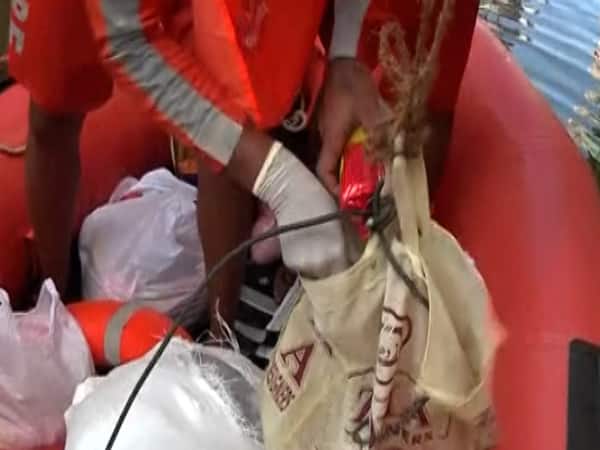 Hyderabad Rains: बाढ़ पीड़ितों तक खाना पहुंचाने में लगी NDRF की कई टीमें | Ground Report