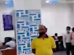 અમદાવાદ: સોશિયલ ડિસ્ટસિંગનું પાલન ન થતા મીઠાખળી સ્થિત SBI સીલ કરાઈ, જુઓ વીડિયો 