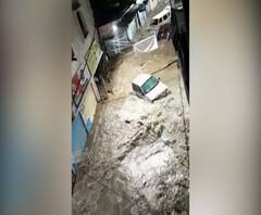 Hyderabad flood | हैदराबादमध्ये जलप्रलय! अनेक भाग पाण्याखाली तलावाचा बांध फुटल्याने वाहने वाहून गेली