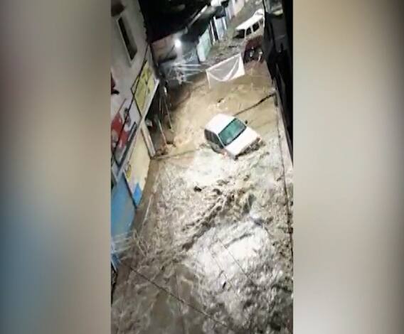 Hyderabad flood | हैदराबादमध्ये जलप्रलय! अनेक भाग पाण्याखाली तलावाचा बांध फुटल्याने वाहने वाहून गेली