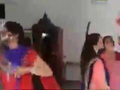 સરકારની મંજૂરી નહી છતાં અમદાવાદની આ સ્કૂલની શિક્ષિકાઓ ગરબે ઘૂમી, જુઓ વીડિયો