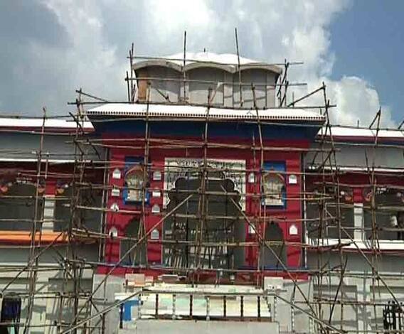 শারদ আনন্দ ২০২০: আমার পুজো | বদ্রীনাথ মন্দিরের অনুকরণে সেজে উঠছে সন্তোষ মিত্র স্কোয়ারের মণ্ডপ, ঘুরে দেখলেন অভিনেত্রী ইশা সাহা