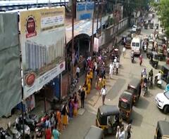 रेल्वे तिकिटासाठी स्टेशनाबाहेर महिलांच्या लांबच लांब रांगा, सोशल डिस्टन्सिंग कसं पाळणार?