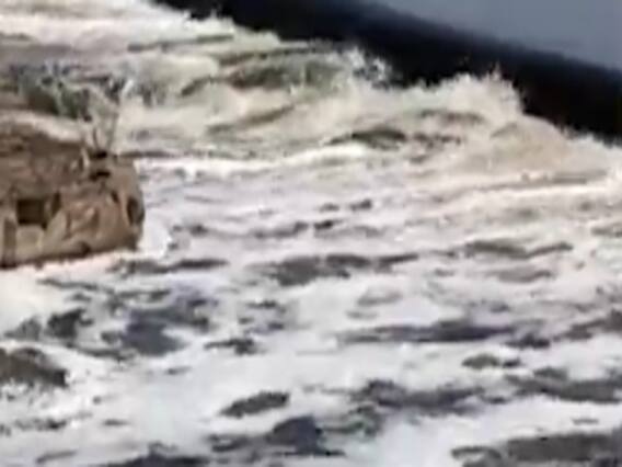 રાજકોટના જેતપુરમાં ભાદર નદીમાં છોડાયું કેમિકલયુક્ત પાણી, જુઓ વીડિયો