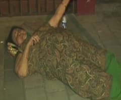 मराठीसाठी लढणाऱ्या ज्येष्ठ लेखिका शोभा देशपांडेंना 'माझा'ची साथ, 20तासांच्या आंदोलनानंतर दुकानदाराचा माफीनामा