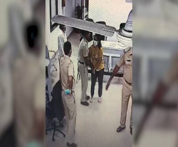 Nagpur पोलिसांची प्राणीप्रेमी अंकिता शहाला मारहाण; पोलिसांची दंडुकेशाही CCTV मध्ये कैद