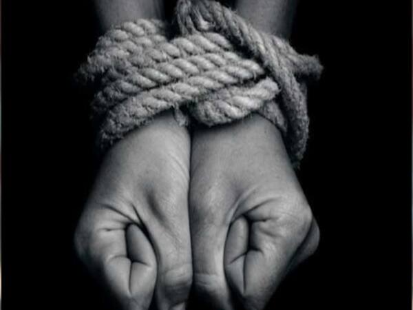 Hathras Case को लेकर मुंबई में सड़कों पर उतरी Shiv sena, UP के CM Yogi के इस्तीफे की मांग