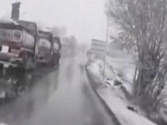 पहाड़ों पर शुरु हुई बर्फबारी...Ladakh के Dras में सड़कें भारी बर्फबारी के कारण बंद 