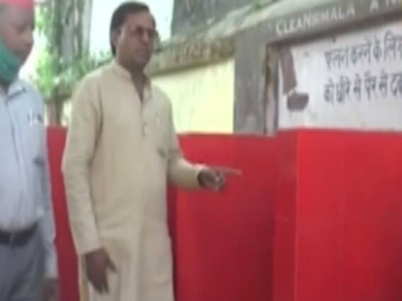 Gorakhpur में Railway Hospital के शौचालय के Tiles के रंग पर विवाद, SP ने BJP पर साधा निशाना
