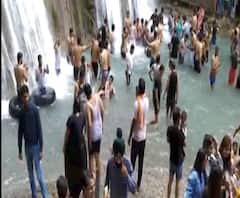 मसूरी : कैम्पटी फॉल में पर्यटकों की उमड़ी भीड़