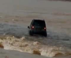 #Kolhapur कोल्हापुरात पंचगंगा नदीपात्रातून चारचाकी गाडी वाहून गेली, गाडीचा चालक पोहत बाहेर आला