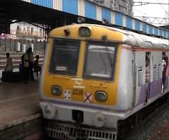 चार वेळा बैठका, पण महिलांच्या लोकल प्रवासाला मुभा कधी?; काँग्रेस नेते सचिन सावंताचा सवाल