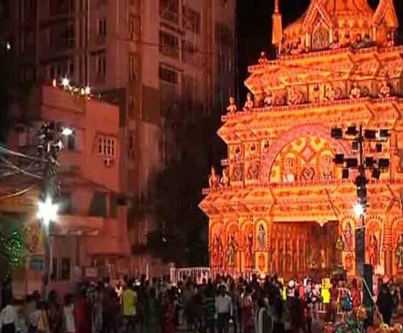 শারদ আনন্দ ২০২০: হল না সিঁদুর খেলা, করোনা বিধি মেনেই দেবীবরণ একডালিয়া এভারগ্রিনে