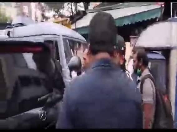 બોલીવુડના ક્યા સુપરસ્ટારની લકઝુરીયસ કારને બાઈકે મારી ટક્કર ? જુઓ વીડિયો 