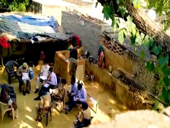 Hathras Case पर क्या पूरी सरकार को गुमराह कर रहा है जिले का प्रशासन? | Bharat Ki Baat