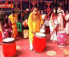 শারদ আনন্দ ২০২০: নবমীর সন্ধ্যায় সুরুচি সঙ্ঘে ধুনুচি নাচ, ঢাক বাজালেন মন্ত্রী অরূপ বিশ্বাস