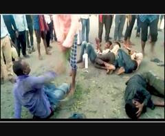 पिटाई का ये कैसा मजमा?