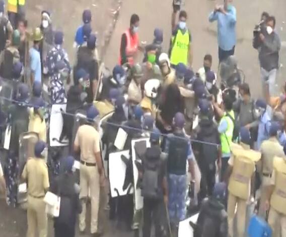 West Bengal | भाजप नेत्याच्या हत्येनंतर पश्चिम बंगालमध्ये तुफान राडा; पोलिसांकडून पाण्याचा मारा