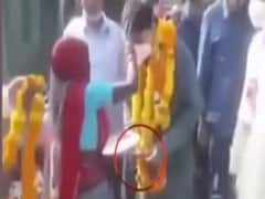 Akash Vijyavargiya पर चुनाव प्रचार दौरान पैसे बांटने का आरोप लगा