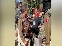 Jammu और Kashmir : सुरक्षा बलों ने आतंकी को पकड़ा और फिर परिवार के हवाले कर दिया