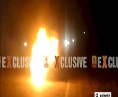 चलती लग्जरी कार में लगी आग,कार सवारों ने कार से कूद बचाई जान