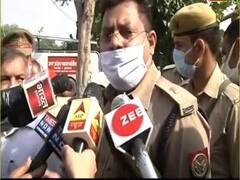 Hathras Case: पीड़िता के गांव में मीडिया के जाने पर पाबंदी, पुलिस ने जांच में दखल देने का लगाया आरोप