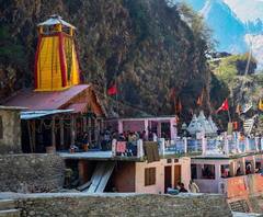 यमुनोत्री धाम में सीजन की पहली बर्फबारी, खिले तीर्थ यात्रियों के चेहरे। Yamunotri