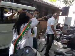 જામનગરઃ બળાત્કારના આરોપીઓ પર મહિલા કોગ્રેસના કાર્યકર્તાએ ફેક્યુ ચપ્પલ, જુઓ વીડિયો