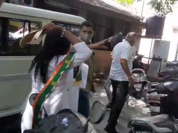 જામનગરઃ બળાત્કારના આરોપીઓ પર મહિલા કોગ્રેસના કાર્યકર્તાએ ફેક્યુ ચપ્પલ, જુઓ વીડિયો