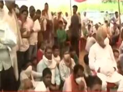 Karauli Case: BJP के दो सांसद पहुंचे पुजारी के गांव, परिवार और गांववालों के साथ दे रहे धरना