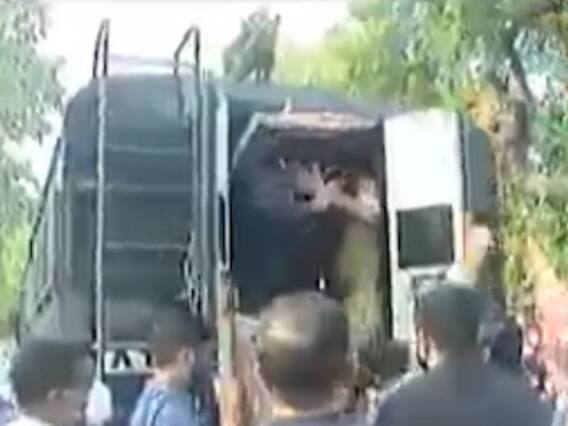 સુરત મનપામાં વિવિધ કૌભાંડના આરોપ સાથે કોગ્રેસનું  વિરોધ પ્રદર્શન, જુઓ વીડિયો