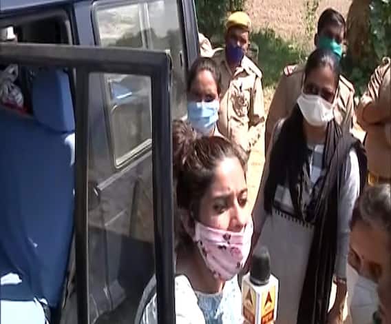 हाथरसमध्ये यूपी सरकार काय दडवतंय? माध्यमांना मज्जाव; एबीपीच्या प्रतिनिधींसोबत पोलिसांचं गैरवर्तन