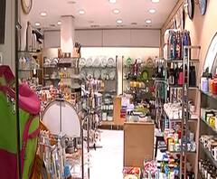 #CoronaEffect कोरोनामुळे व्यवसायाचं स्वरूप बदललं, कपड्यांच्या शोरूममध्ये खाद्यपदार्थ विक्रीस