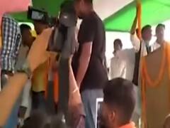 छपरा में JDU प्रत्याशी चंद्रिका राय की सभा में मंच टूटा, कई लोगों को आयी चोट । Bihar Elections