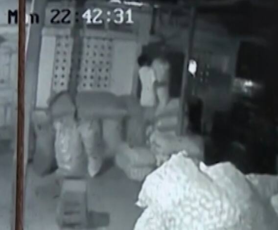 Onion Theft |कोल्हापूरमधील मार्केट यार्डमध्ये कांद्यांच्या पोत्यांवर डल्ला,चोरीची घटना CCTVमध्ये कैद