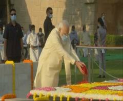 राजघाट पर PM MODI की बापू को श्रद्धांजलि
