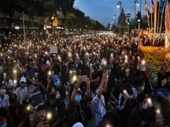Thailand में सरकार के खिलाफ प्रदर्शन, प्रदर्शनकारियों ने बनाई Human Chain 
