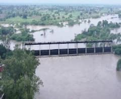 लातूरमध्ये पुरामुळे शेतजमिनी पाण्याखाली, शेकडो एकर जमिनींचं नुकसान, शेतकऱ्यांवर रडण्याची वेळ.. 
