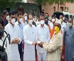 CM visit Rain affected Solapur | सांगवी खुर्दमधील 11, रामपूरच्या 6 जणांना मुख्यमंत्र्यांकडून मदत