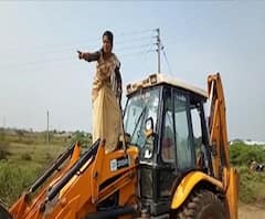 Swabhimani Women Protest | बीडमध्ये स्वाभिमानीच्या महिला जिल्हाध्यक्षांकडून जेसीबीची तोडफोड