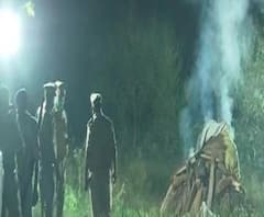  হাথরসে রাস্তায় হাজির লাঠিধারী পুলিশ, চোরের মতো ঢুকেছেন কেন? এবিপি আনন্দকে বাধা