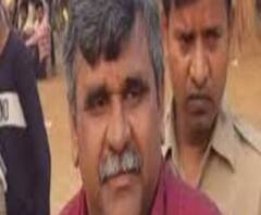 জনসংযোগে করতে গিয়ে শিকেয় সামাজিক দূরত্ব, পান্ডবেশ্বরে জিতেন্দ্র তিওয়ারির মিষ্টি বিলি নিয়ে তুঙ্গে বিতর্ক