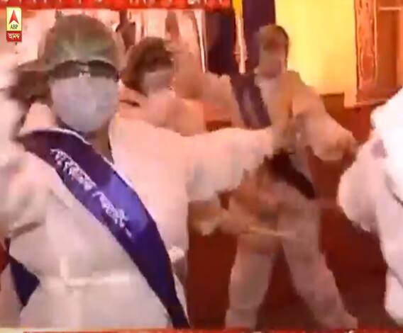 পুজোর আনন্দে নো কমপ্রোমাইজ! পিপিই কিট পরে ডান্ডিয়া নাচ বিবেকানন্দ স্পোর্টিং ক্লাবে