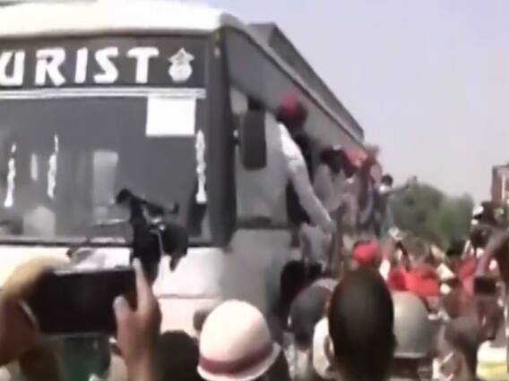 Hathras: पीड़िता के गांव के बाहर धरने पर बैठे समाजवादी पार्टी कार्यकर्ताओं को पुलिस ने हटाया