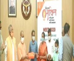 NEET की टॉपर आकांक्षा को सम्मान, योगी सरकार उठाएगी पढ़ाई का खर्चा। Aakansha Singh