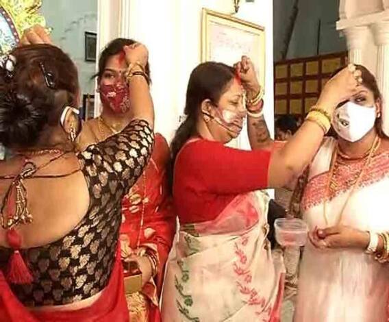 শারদ আনন্দ ২০২০: ‘চোখের জলে মেয়েকে বিদায়’, শোভাবাজার রাজবাড়িতে বিষণ্ণতার সুর